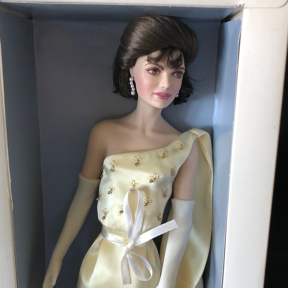 One-Shoulder Pale Yellow Satin Evening Gown Dolls